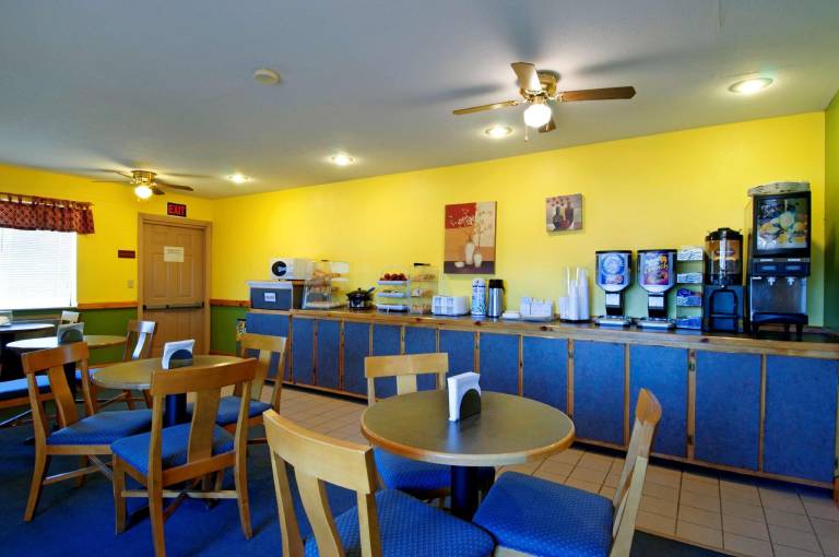Americas Best Value Inn Garden City — photo 5