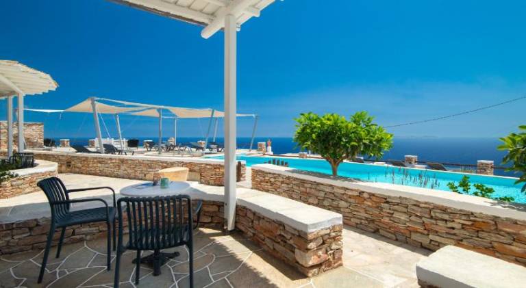 Serviced apartment with pool, garden & patio — photo 3