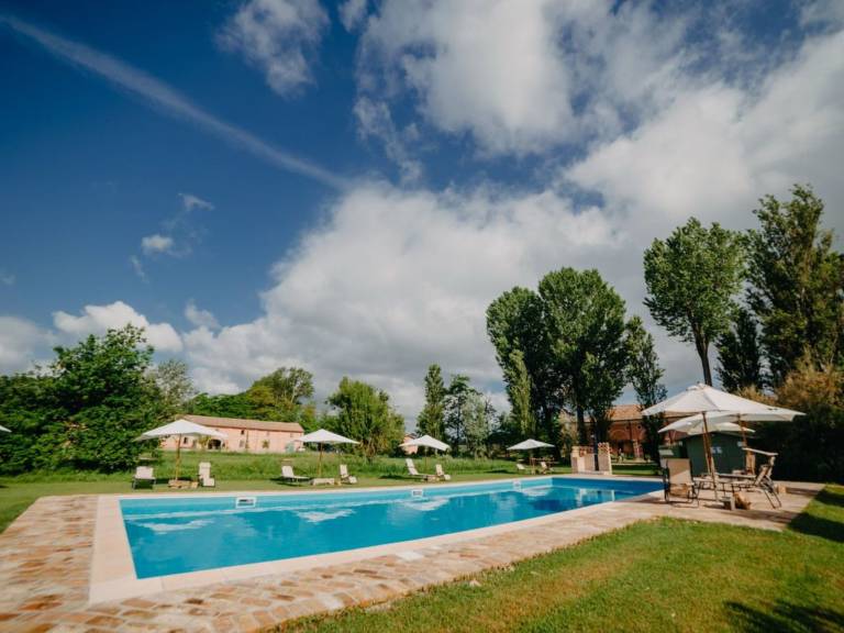 Vacation home with grill, garden & pool — photo 5