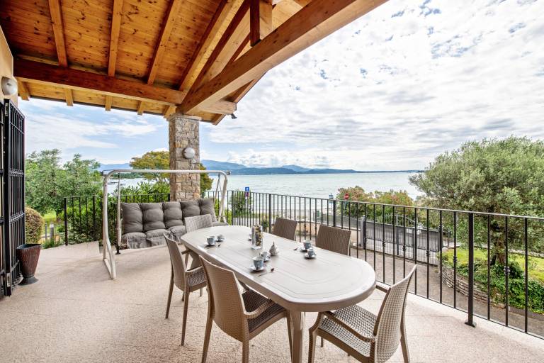 Holiday apartment with patio & garden | Beach view — photo 2