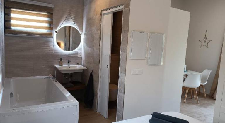 Holiday apartment with pool, barbecue & hot tub — photo 2