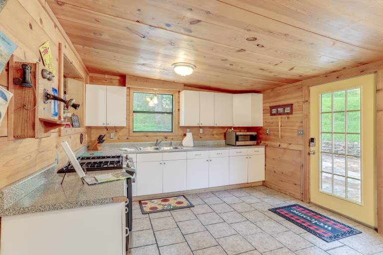 Mountain-View Cabin on Farm: 3 Mi to Town & Shops — photo 2