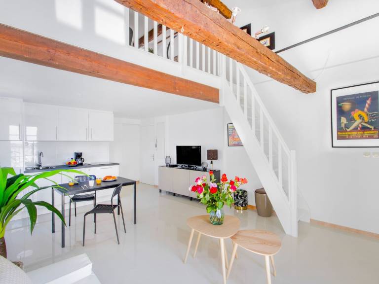Vue Mer in Toulon with 2 bedrooms and 1 bathrooms — photo 3