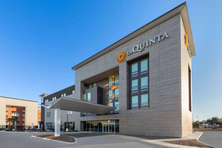 La Quinta Inn & Suites by Wyndham San Antonio at the RIM — photo 2