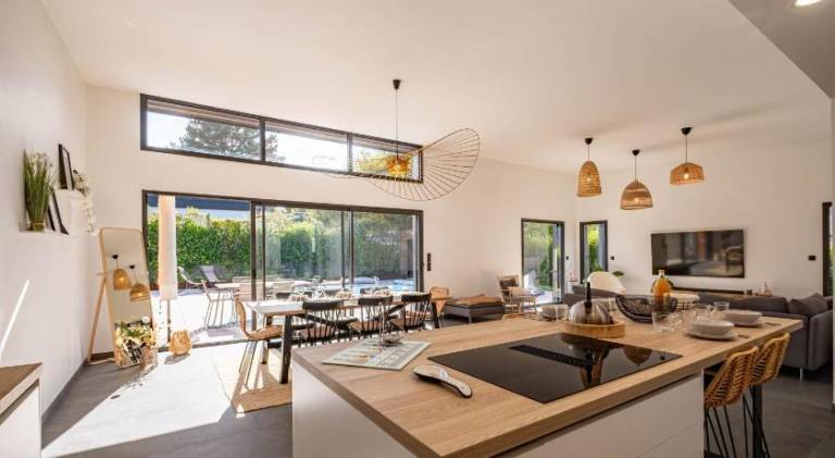 Villa with barbecue, terrace & yard — photo 5