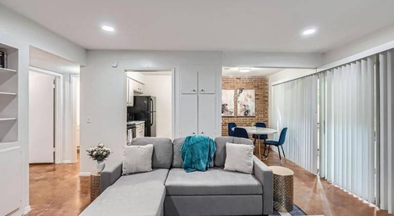 Apartment with pool — photo 2