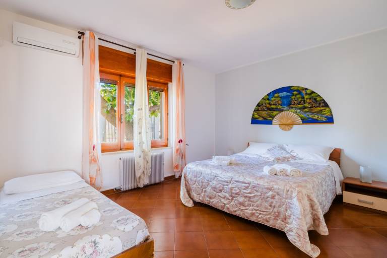 Vacation home with patio, garden & barbecue | Garden view in Gallipoli