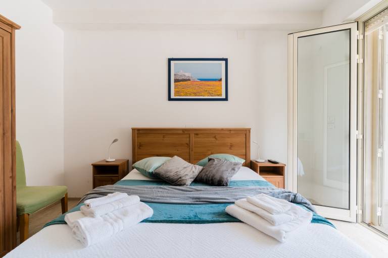 Private room with fast internet & patio | City view | Next to the beach | Pet-friendly — photo 4