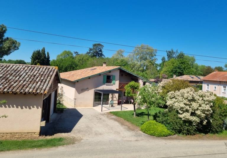 Family-oriented house with barbecue, garden & terrace | Garden view | Pets are welcome in Montauban