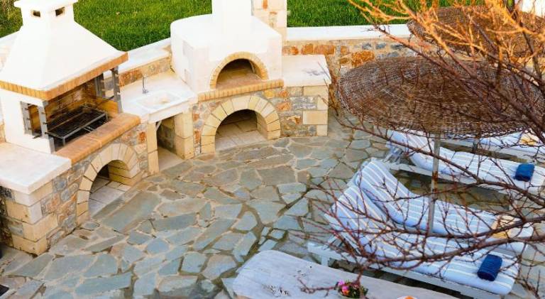 Villa with pool — photo 5
