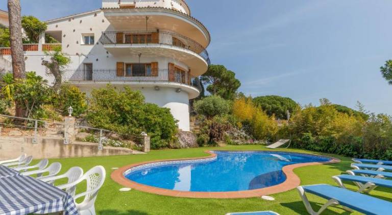 Vacation home with grill, terrace & private pool in Castell-Platja d'Aro