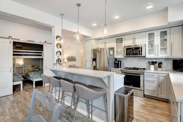 Child-friendly house with patio, heated pool & grill | Mountain view | Dogs allowed — photo 3