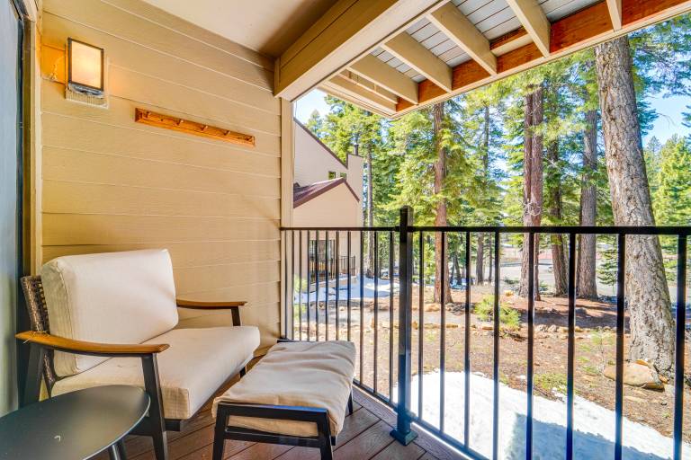 Steps to Lake: Scenic Carnelian Bay Retreat — photo 2