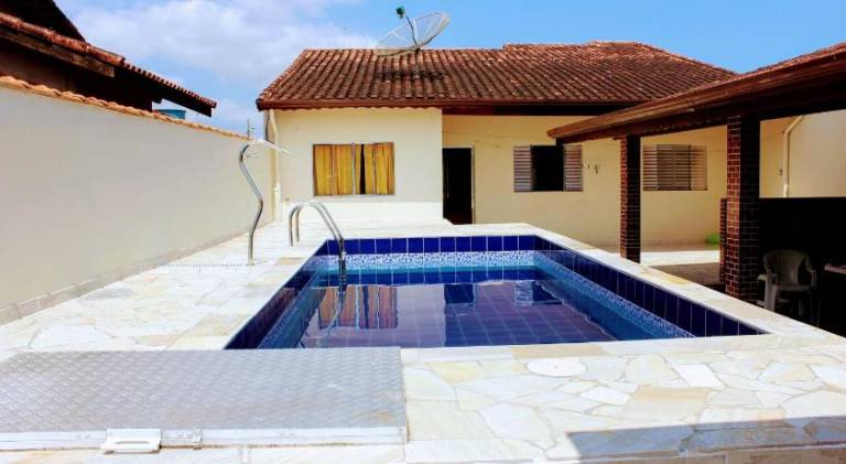 Vacation home with pool in Bertioga