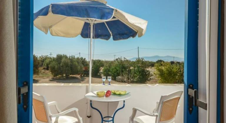 Holiday apartment with patio & yard — photo 3