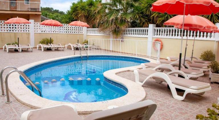 Holiday apartment with patio & pool — photo 3