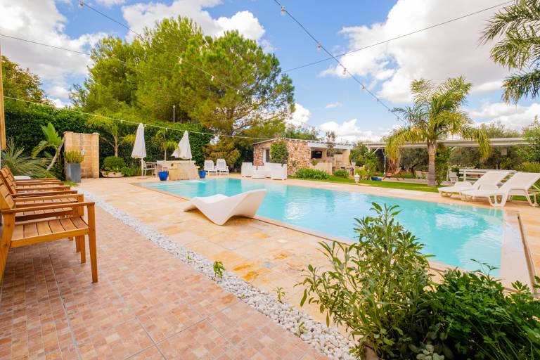 Villa with barbeque, private pool & yard | Garden view — photo 4