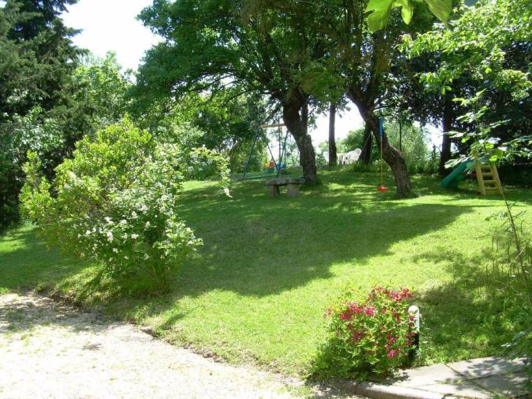 Lovely rental apartment with yard, grill & pool | Pets allowed — photo 4