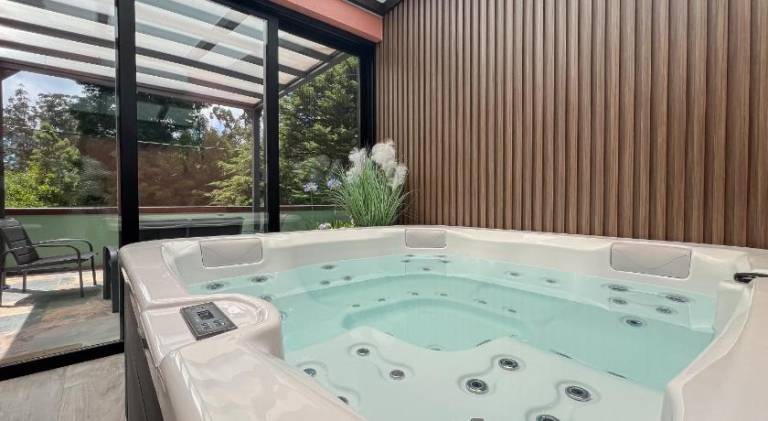 Fully equipped house with terrace, hot tub & yard | Perfect for remote work | Pet-friendly — photo 2