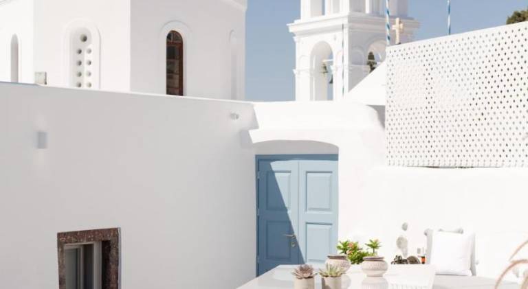 Beautiful serviced apartment with yard & terrace | Pet-friendly in Santorini