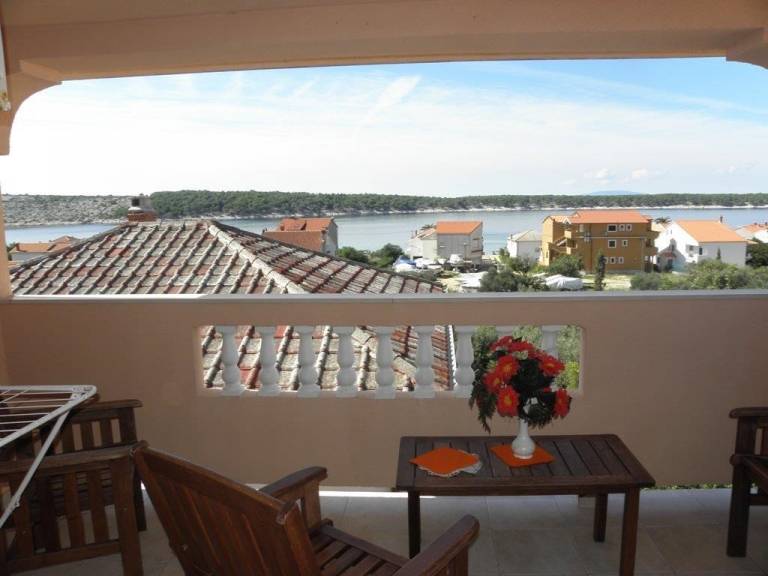 Pleasant apartment with garden, BBQ & fast internet | Sea view | Dogs allowed in Rab
