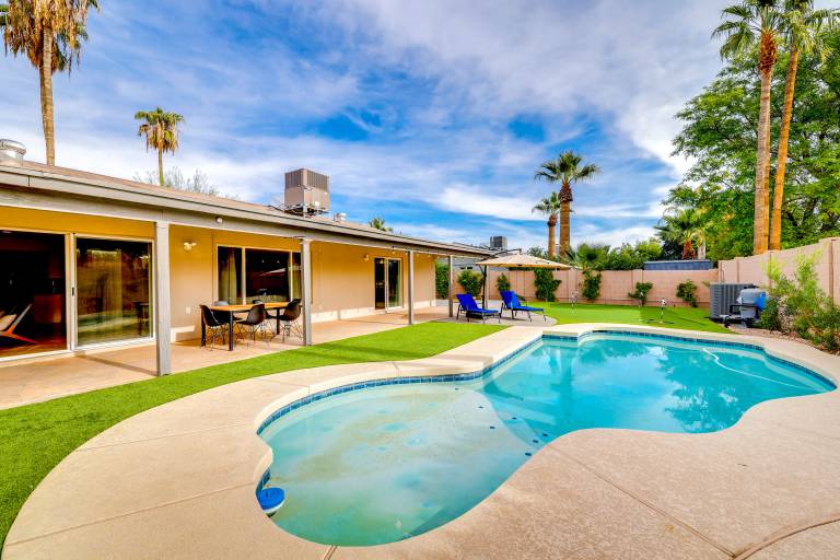 Pool & Putting Green Central Scottsdale Home