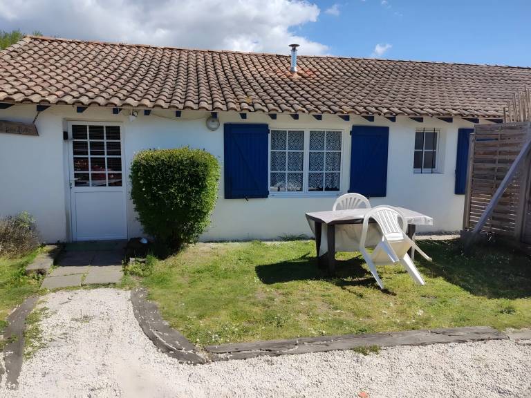 Les Cigales du Bassin in Gujan-Mestras: Private Fenced Garden, Pet-Friendly, Wi-Fi in Gujan-Mestras