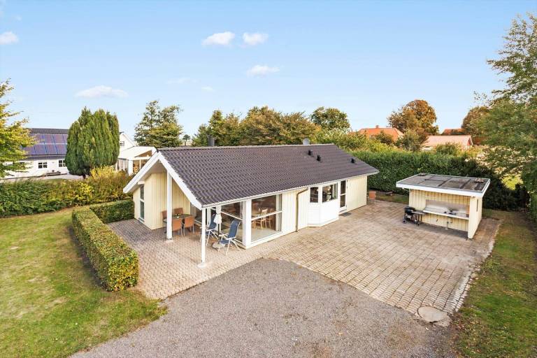 Child-friendly vacation home with BBQ & patio | Dogs allowed — photo 3