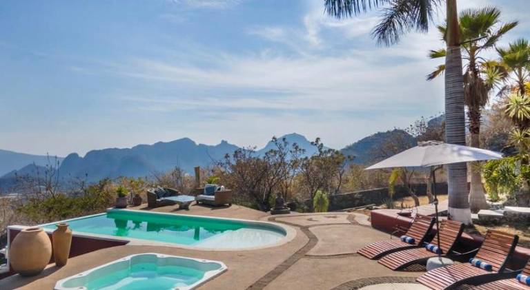 Vacation home with hot tub & pool — photo 3