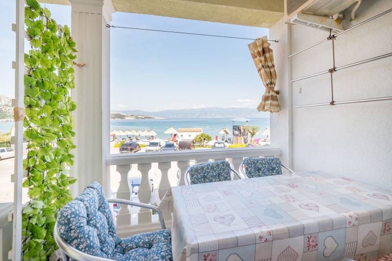 Located directly on the fantastic 2 km long beach in Baska