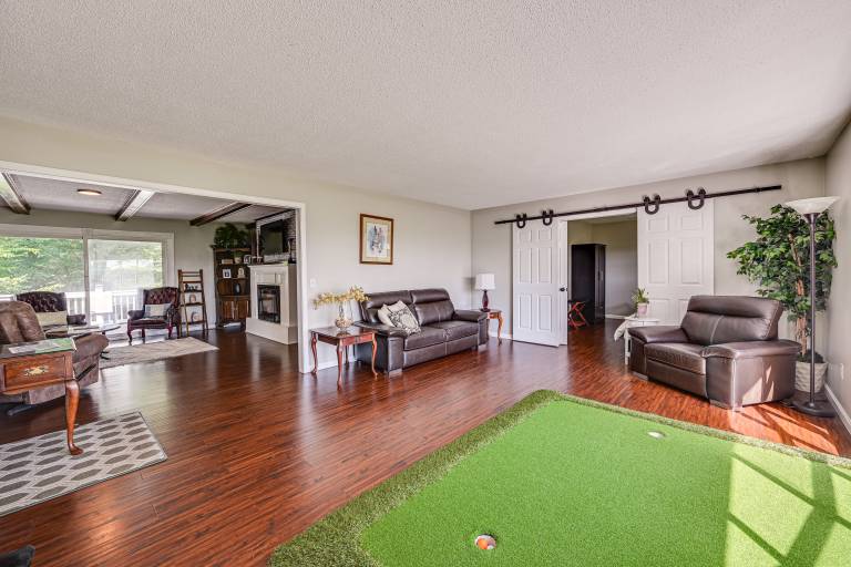 Golf Course Views & Games Galore - Vine Grove Gem! — photo 5