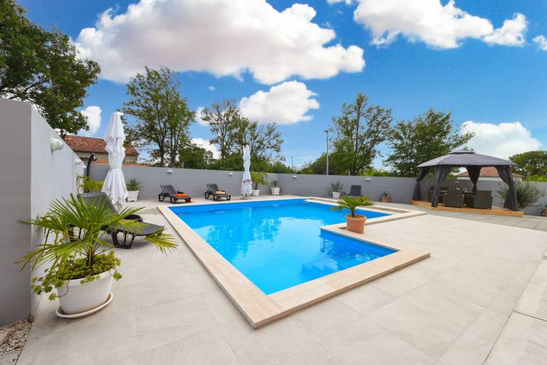 Child-friendly spacious villa with private pool, grill & yard | Pets allowed — photo 4