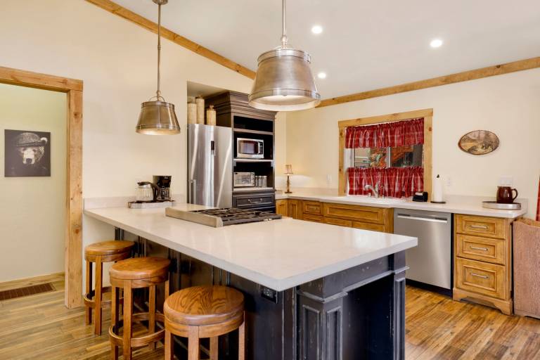 Family-friendly cabin with hot tub & barbecue | Mountain view | Pets are welcome — photo 4