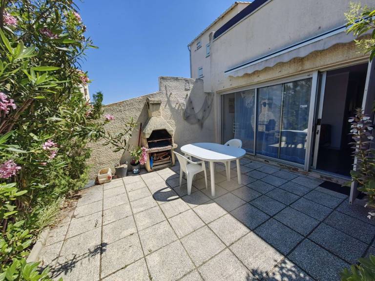 Charming renovated T3 for 6, beachfront with private parking in Agde
