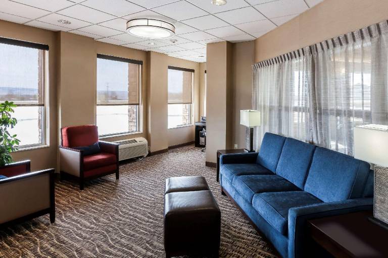 Comfort Inn & Suites Near University of Wyoming — photo 4