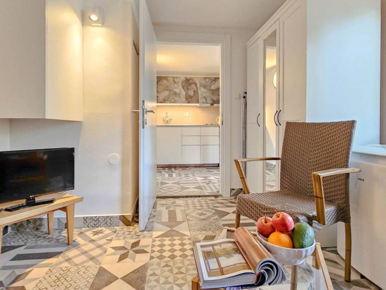 Rental apartment with patio — photo 3