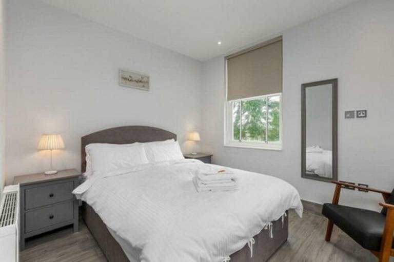 Apartment  Thames Ditton