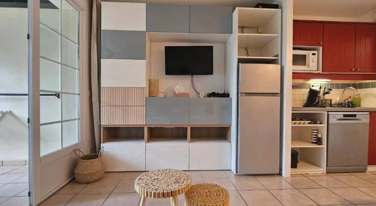 Apartment with pool — photo 3