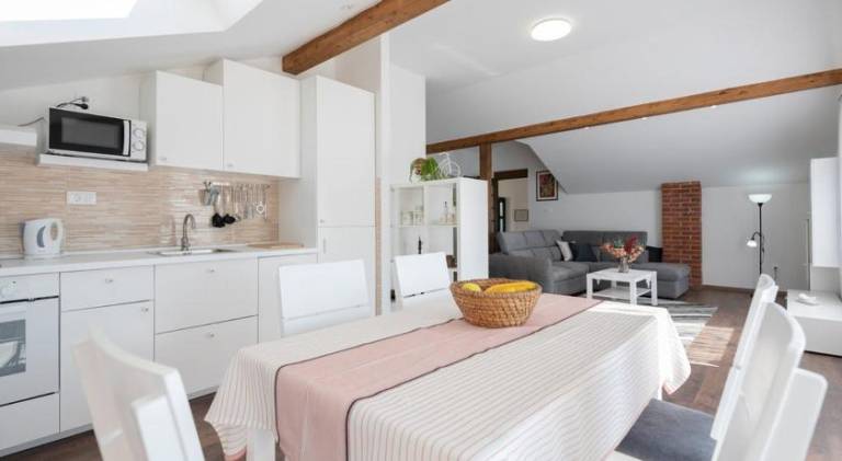 Apartment with pool — photo 3