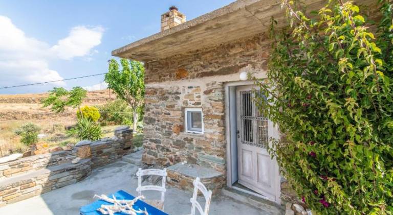 House with yard | Pets are welcome in Tinos