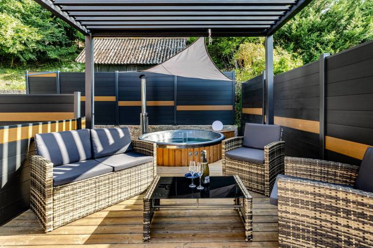Rental apartment with hot tub, fast internet & pool | City view in Strasbourg