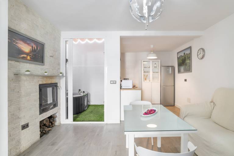 Family-oriented holiday apartment with hot tub, patio & fast internet | City view | Dogs allowed — photo 4