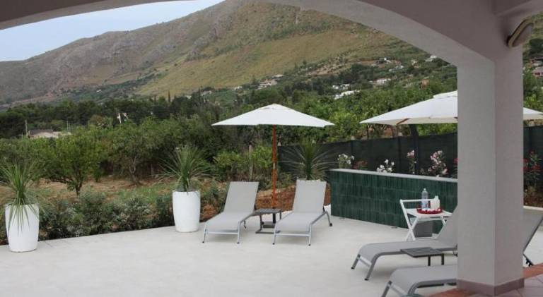 Villa with pool — photo 4