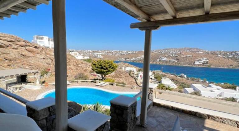 Rental apartment with yard, patio & pool — photo 4