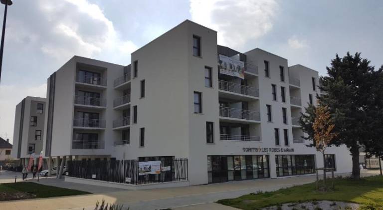 Serviced apartment with terrace, yard & pool — photo 4