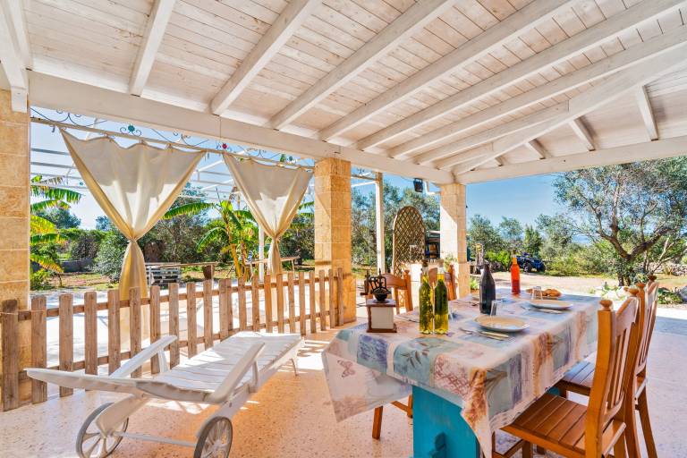Vacation home with terrace in Patu