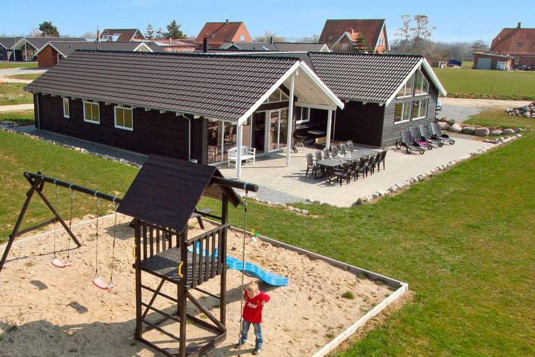 Vacation home with terrace, barbeque & sauna — photo 3
