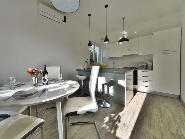 Apartment with yard, barbecue & patio — photo 4