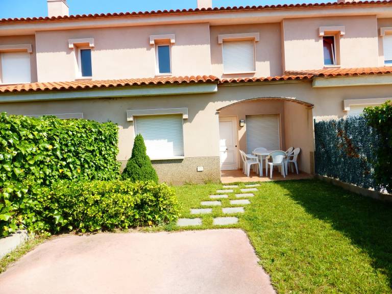 Fully equipped house with pool, garden & terrace | Garden view | Pet-friendly — photo 2