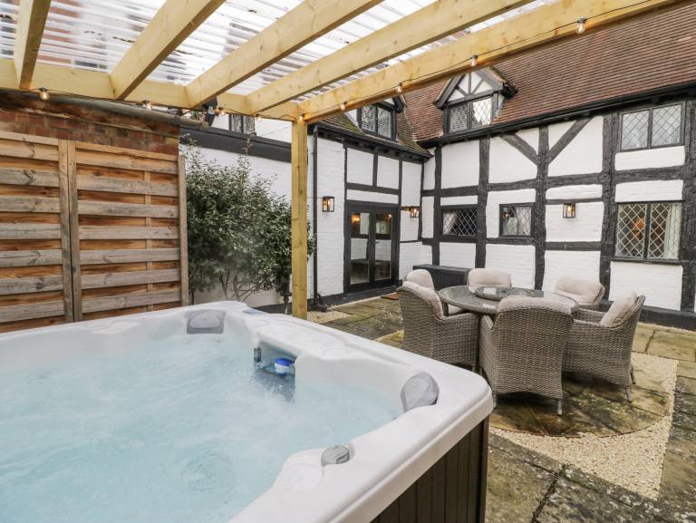 Fully equipped pleasant cottage with jacuzzi & garden | Pets allowed in Warwick